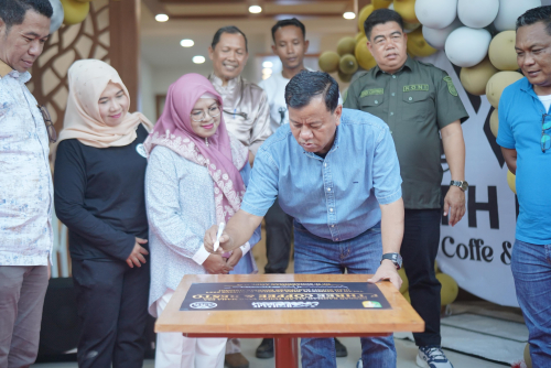 Dukung Pengembangan Dunia Usaha, Bupati Resmikan F Three Cafe dan Resto