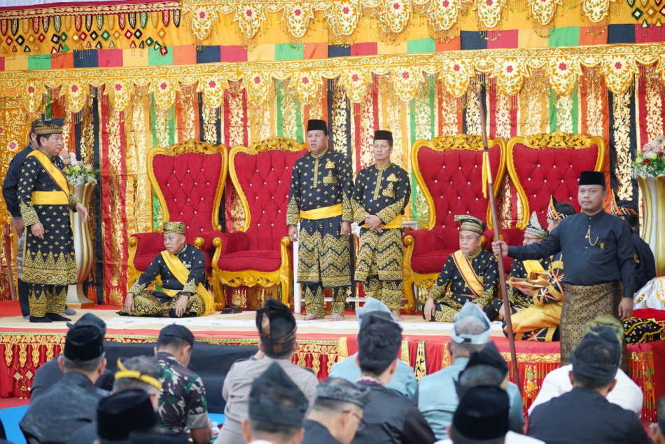 Bupati dan Wakil Bupati Kuansing Resmi Sandang Gelar Adat: Datuk Seri Setia Amanah dan Datuk Timbalan Seri Setia Amanah