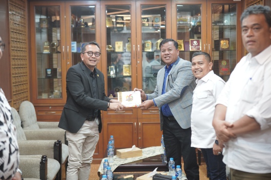 Waka Komisi V DPR RI Hadiri Pacu Jalur, Bupati Kuansing Serahkan Usulan Jalan Rp265 Miliar