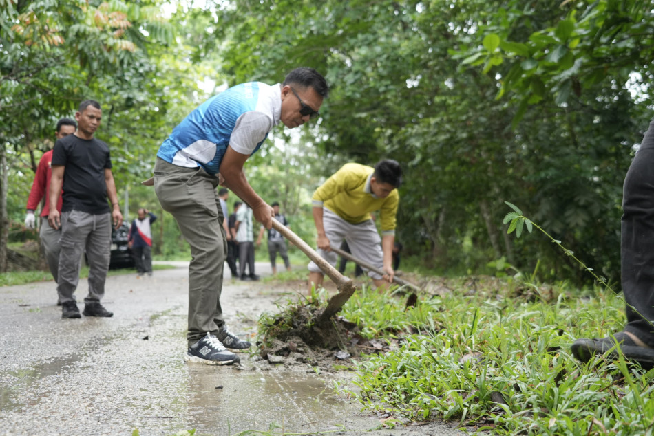 Tindak Lanjuti Arahan Bupati, Kominfo Kuansing Kompak Bersihkan Lingkungan Perkantoran