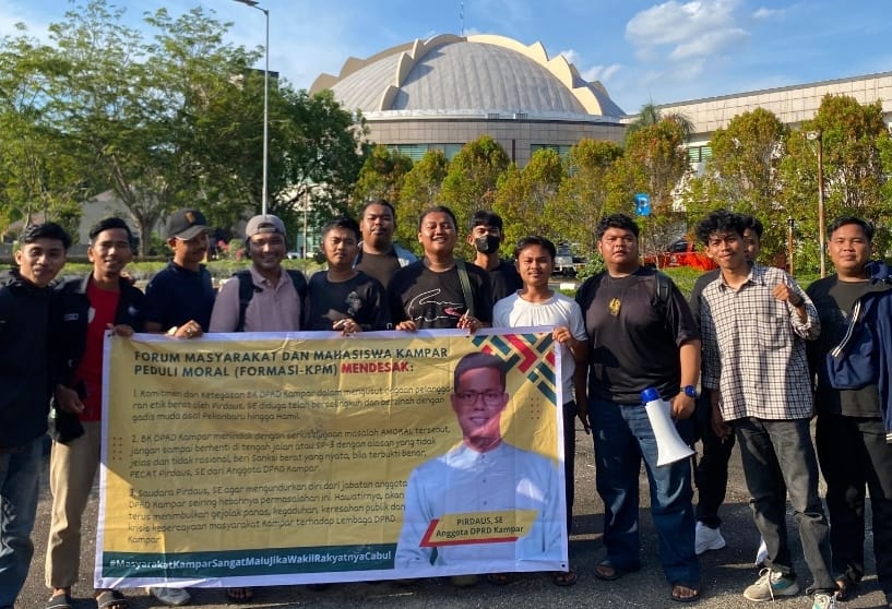 Pecat Oknum Dewan Amoral!  Formasi-KPM Geruduk DPRD Kampar, BK Janji Proses Tegas Kasus P