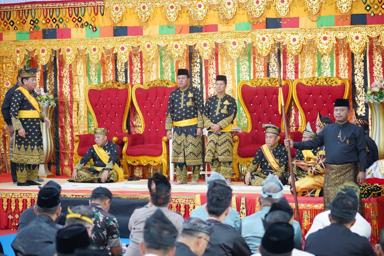 Bupati dan Wakil Bupati Kuansing Resmi Sandang Gelar Adat: Datuk Seri Setia Amanah dan Datuk Timbalan Seri Setia Amanah