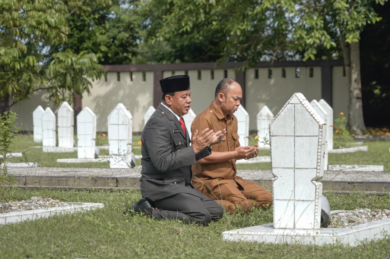 Momen Haru Bupati Suhardiman Ziarahi Makam Kakek Kandungnya, Pejuang 45 Dt. Bandaro Kuning