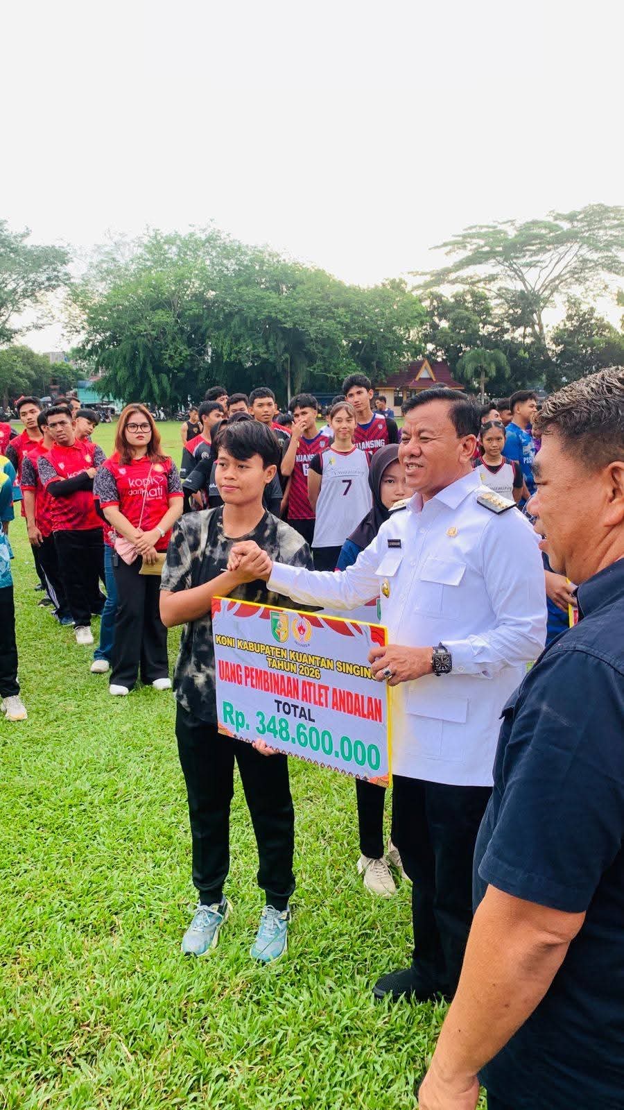 Atlet Kuansing Dapat Suntikan Semangat, Bupati Serahkan Rp2,3 Miliar Uang Pembinaan