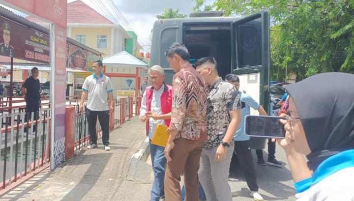 Mantan Bupati Kuansing Sukarmis Ditahan Atas Dugaan Korupsi Hotel Kuansing