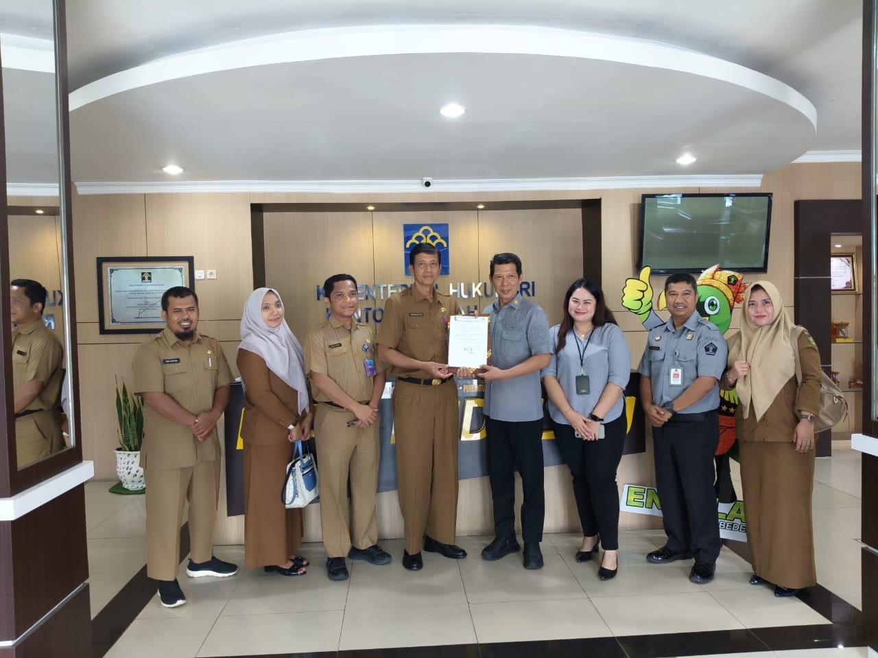 Komitmen Lindungi Warisan Budaya, Bupati Suhardiman Terima Penghargaan dari Kementrian Hukum Riau