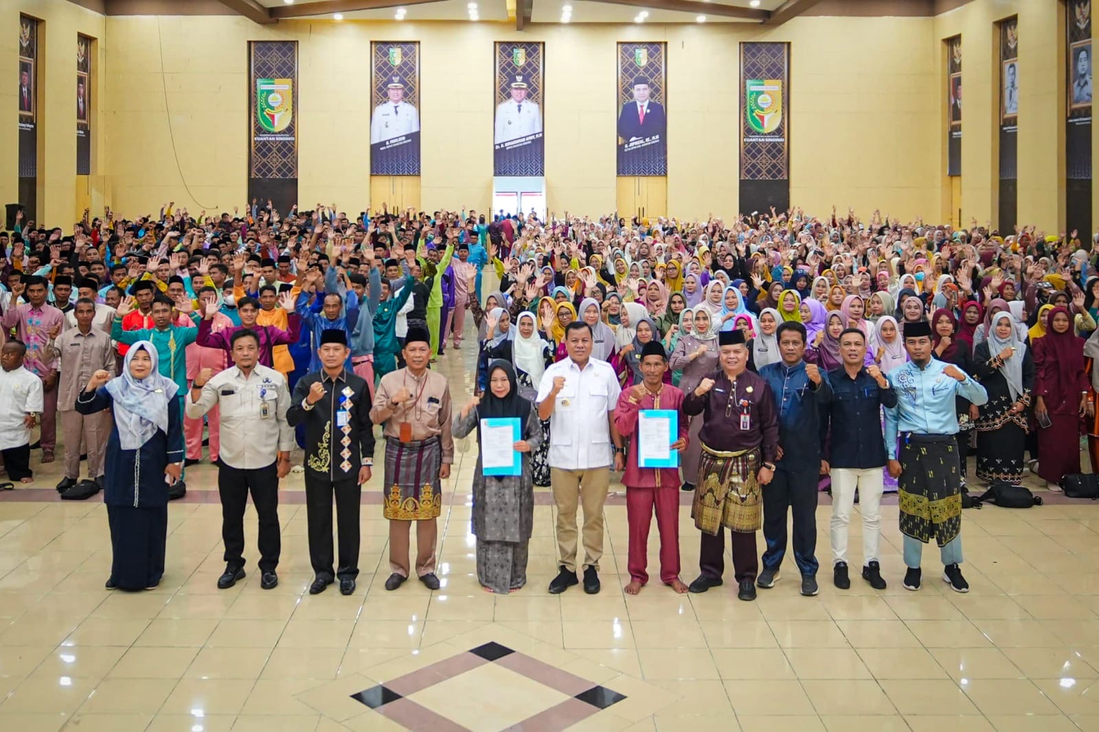 Dari Kantor ke Desa: 1.054 PPPK Paruh Waktu Kuansing Resmi Turun Gunung, Bupati Titip Loyalitas dan Misi Besar