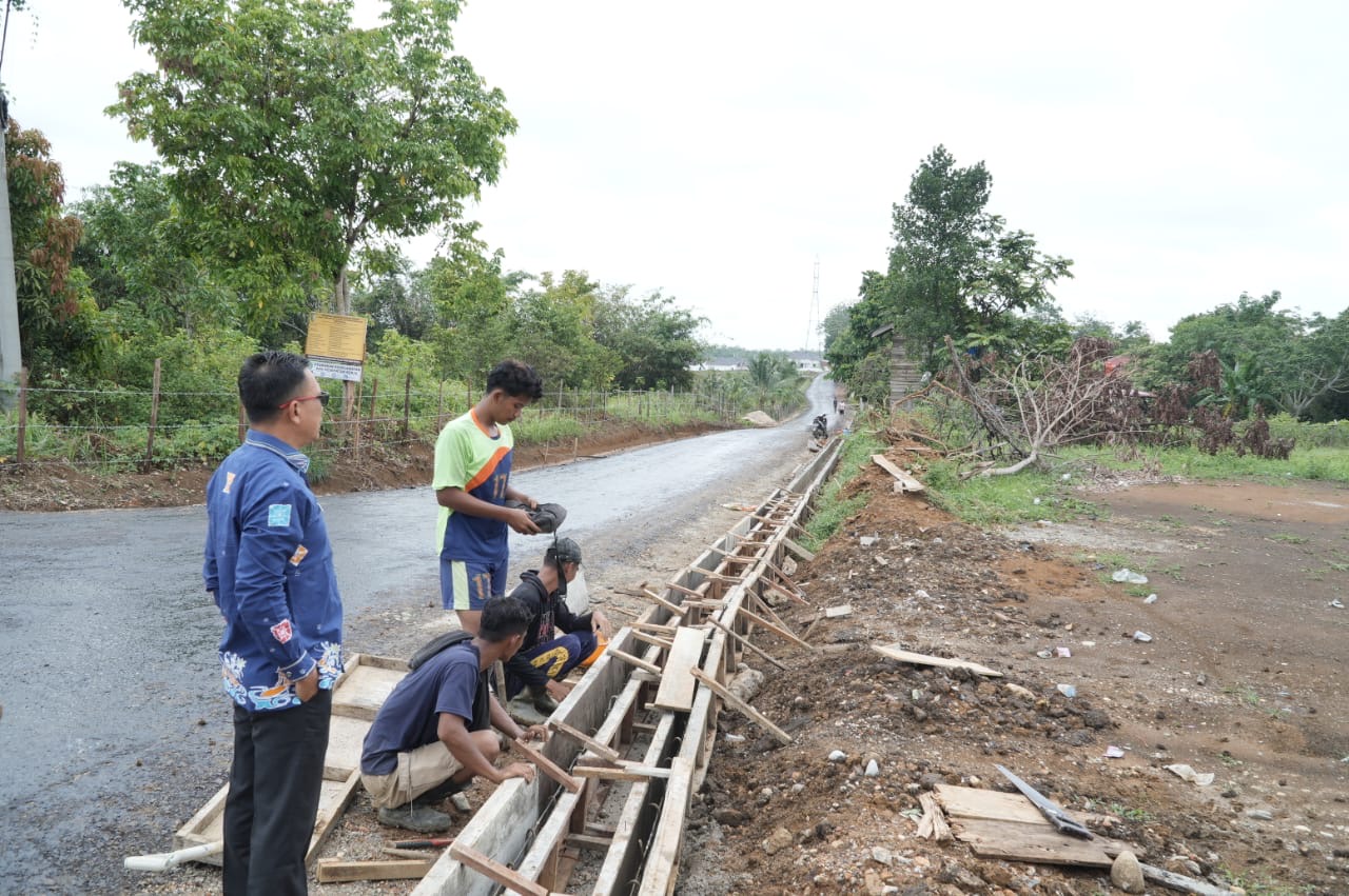 Bupati Tunjukkan Komitmen Rubah Wajah Kota Teluk Kuantan, Aspal Jalan Perumahan Sepanjang 500 Meter