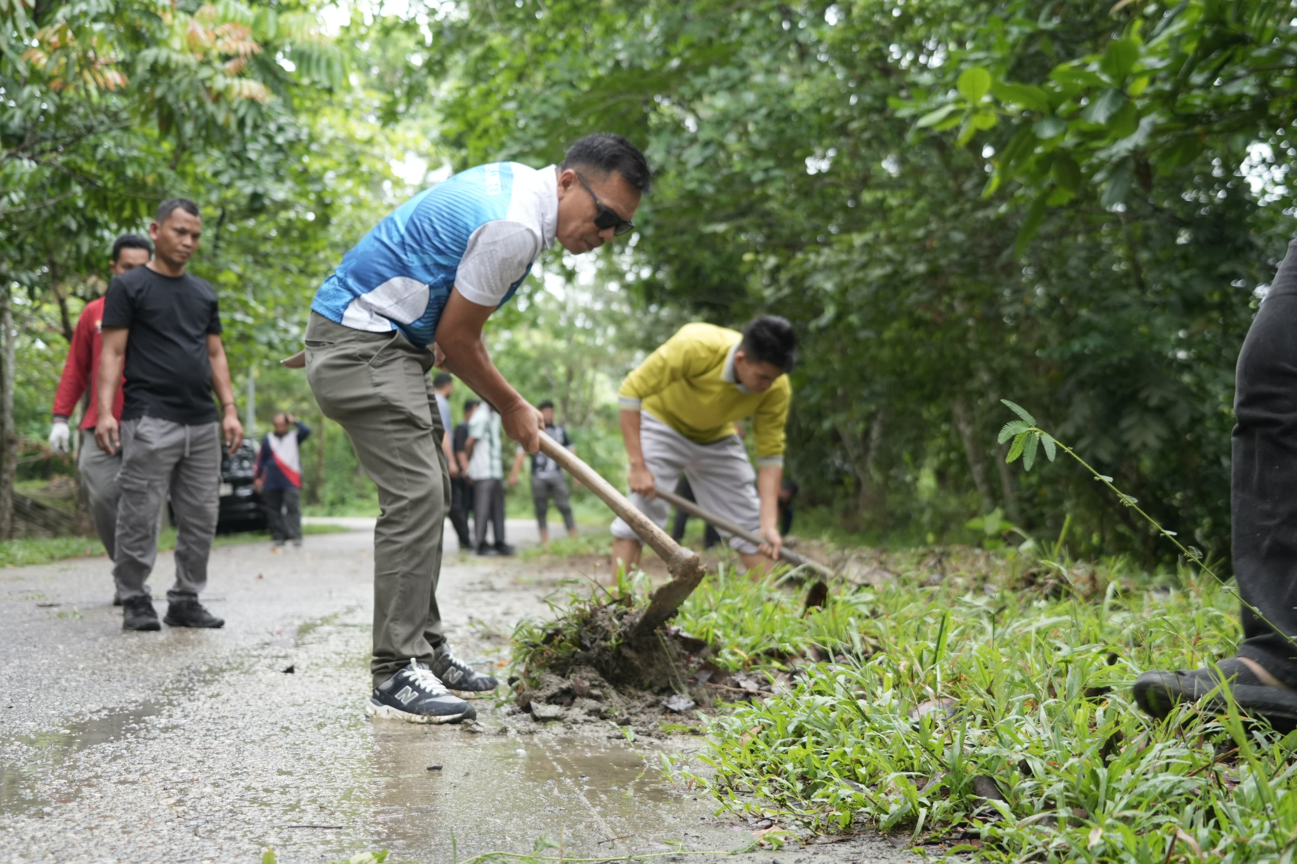 Tindak Lanjuti Arahan Bupati, Kominfo Kuansing Kompak Bersihkan Lingkungan Perkantoran