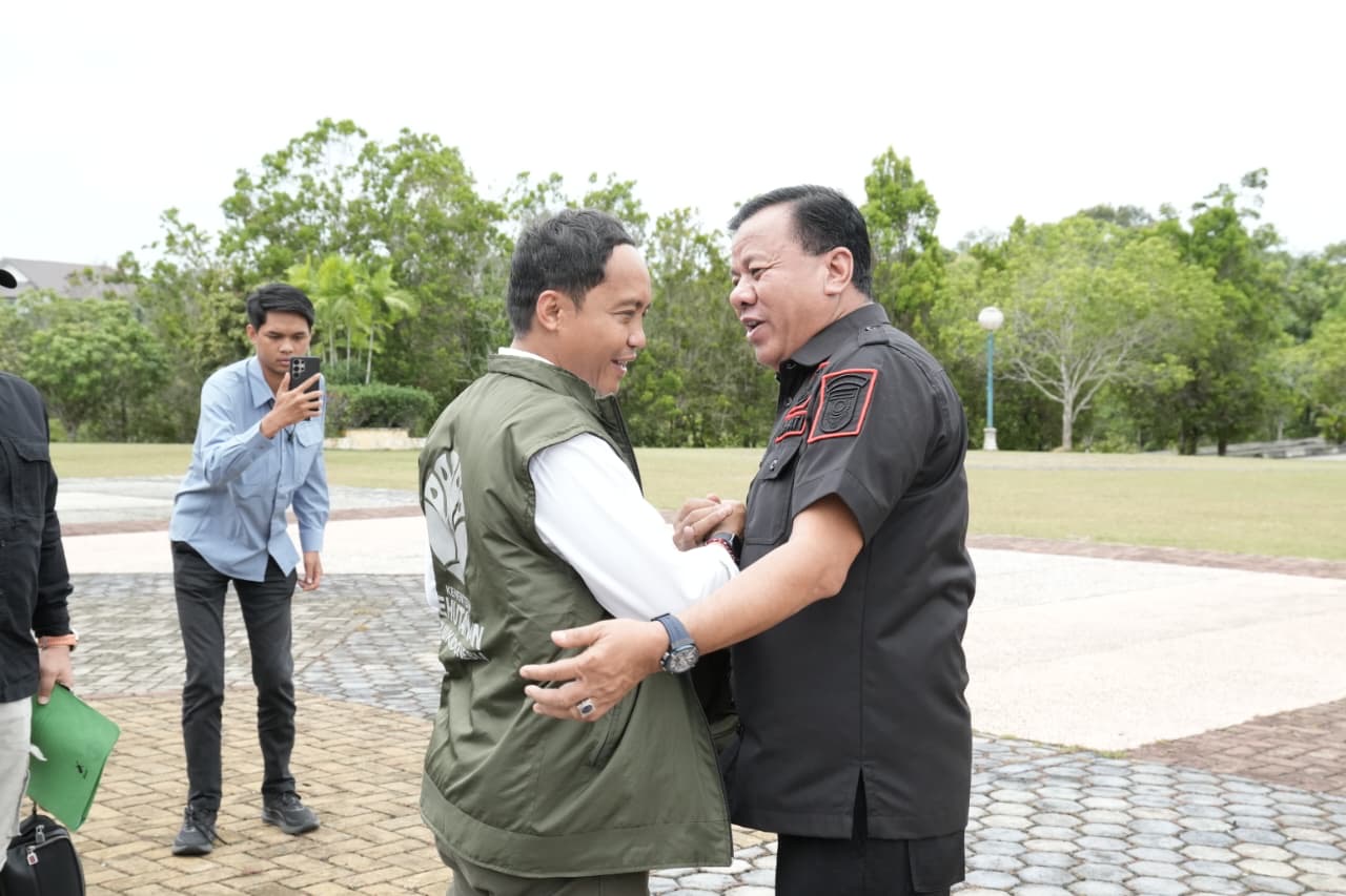 Hukum Adat Jadi Benteng Hutan Lindung, Menteri Kehutanan Puji Kinerja Bupati Suhardiman