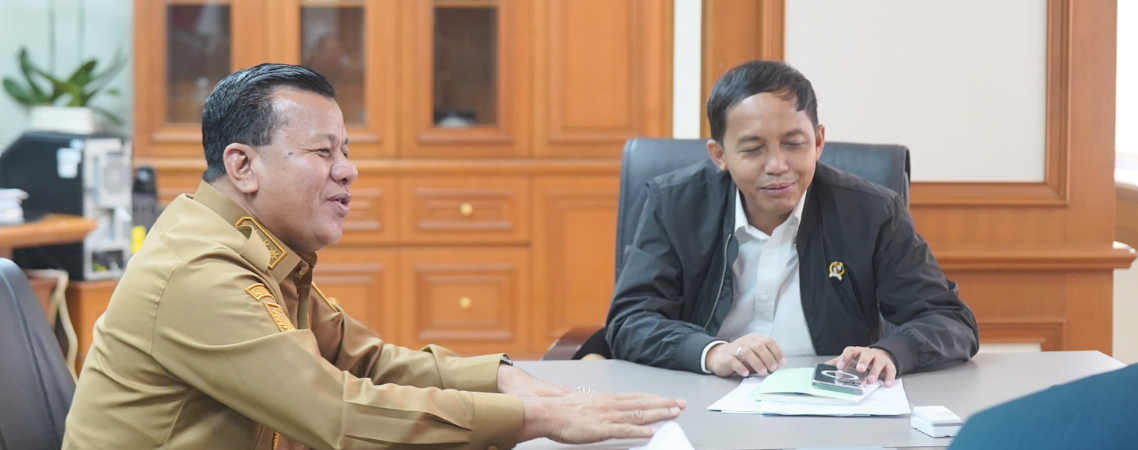 Menhut Raja Juli Antoni Pulang Kampung ke Kuansing, Serahkan SK Hutan Adat Jake