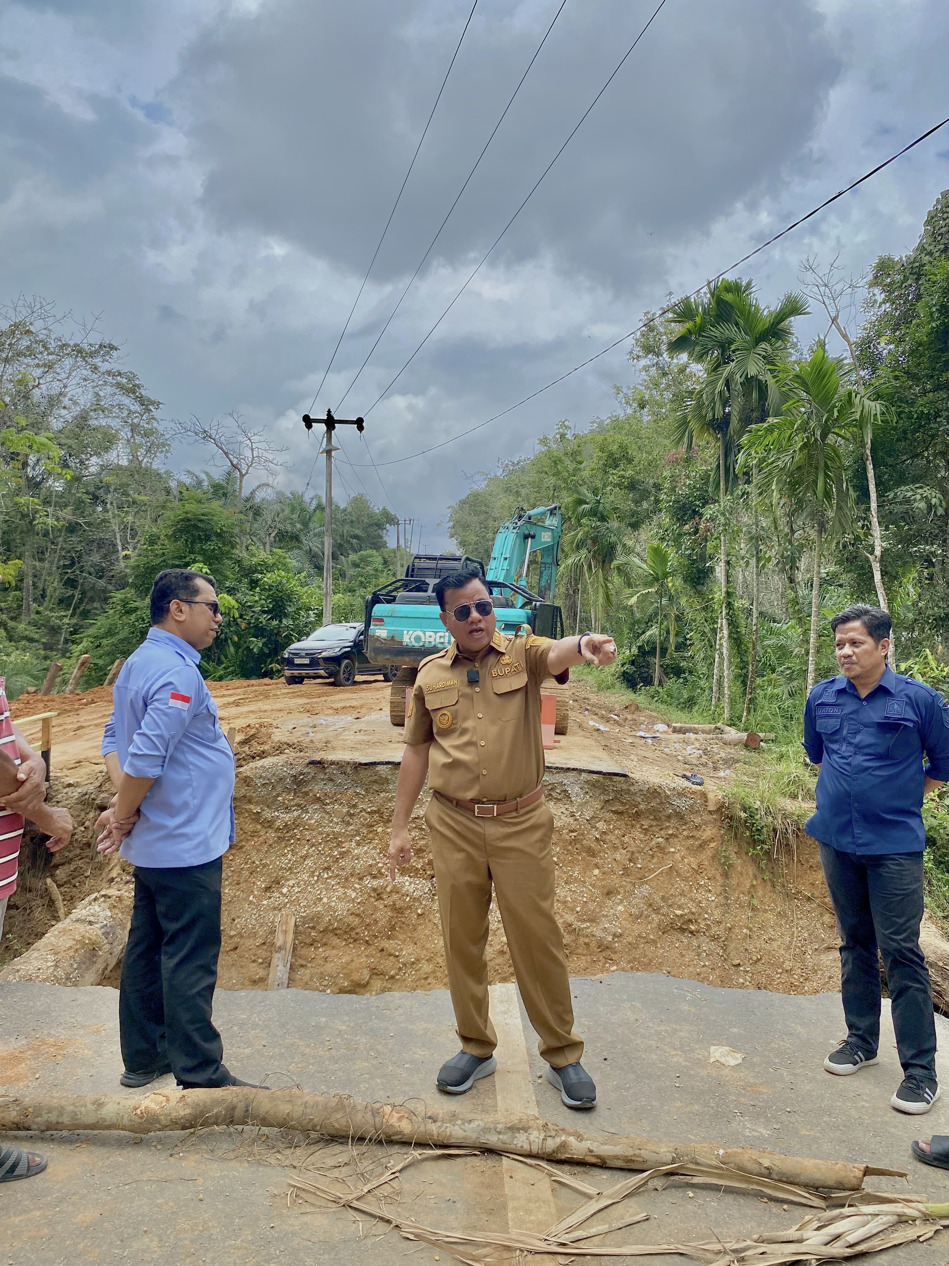 Pastikan Jalan Sigaruntang Fungsional, Bupati Suhardiman Tinjau Pembangunan Jembatan Darurat