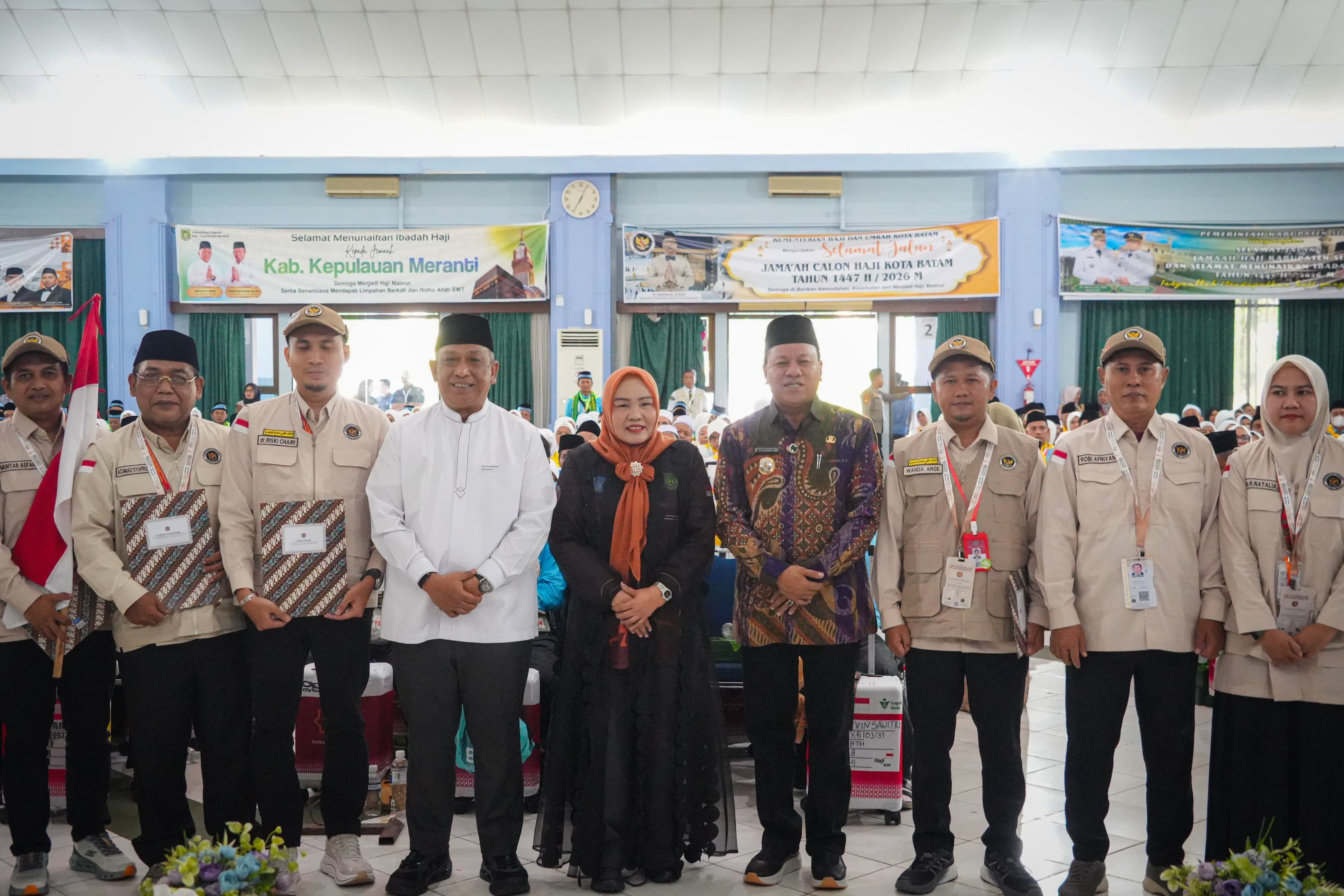 Bupati Suhardiman dan Bupati Anton Lepas 445 Jemaah Haji Kloter VIII di Batam, 186 dari Kuansing
