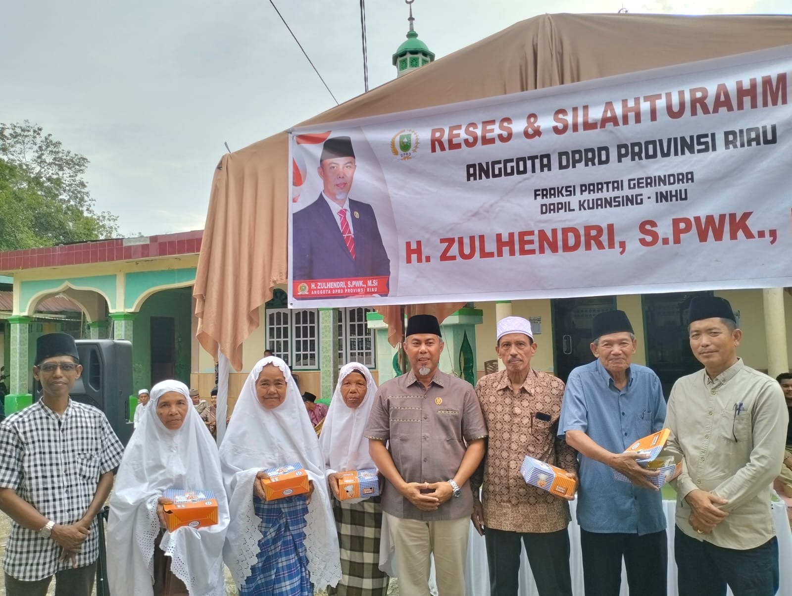 H. Zulhendri Laksanakan Reses Sambil Berikan Bantuan Di Desa Terdampak Banjir