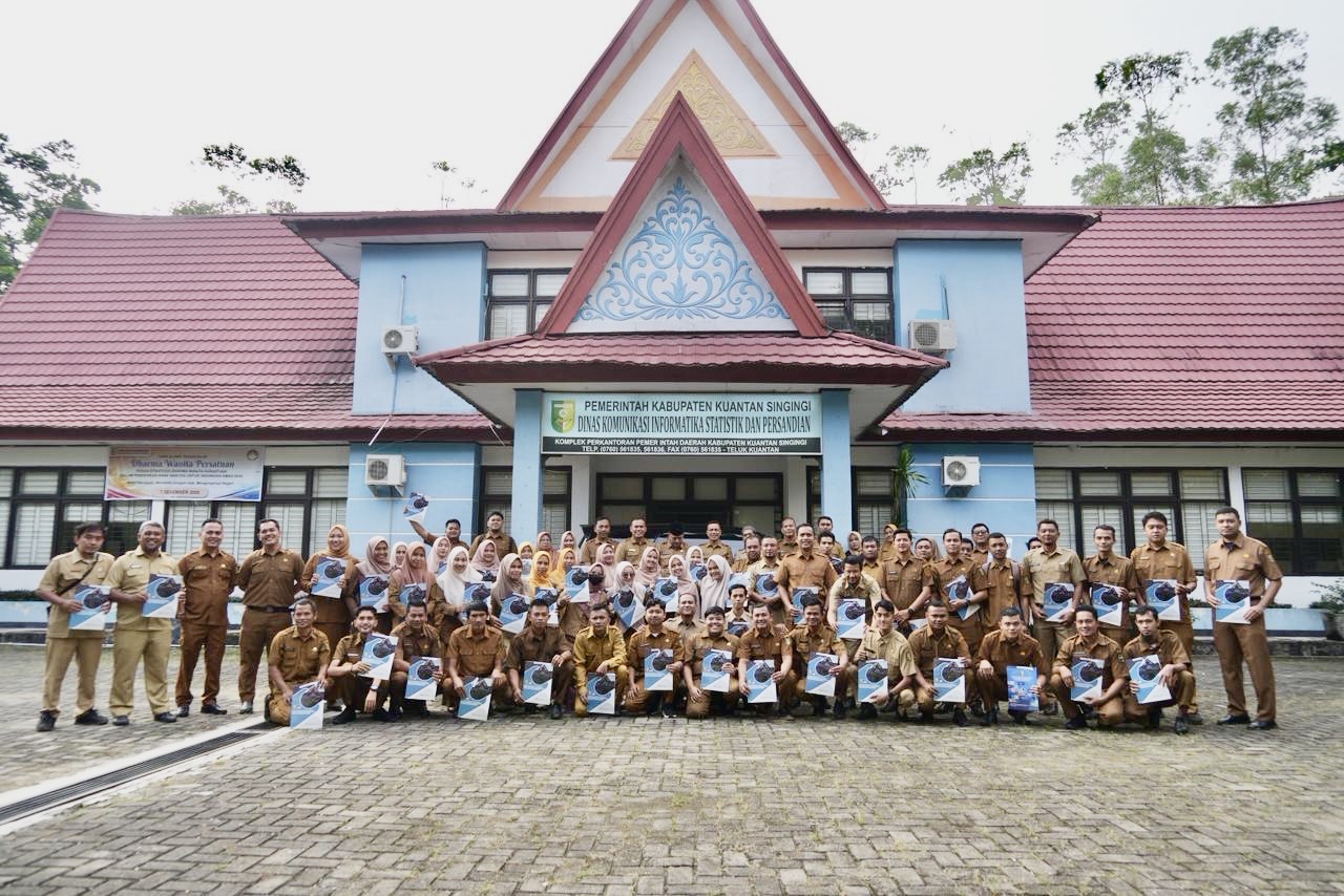 Kadis Kominfo Serahkan SPMT kepada 58 PPPK