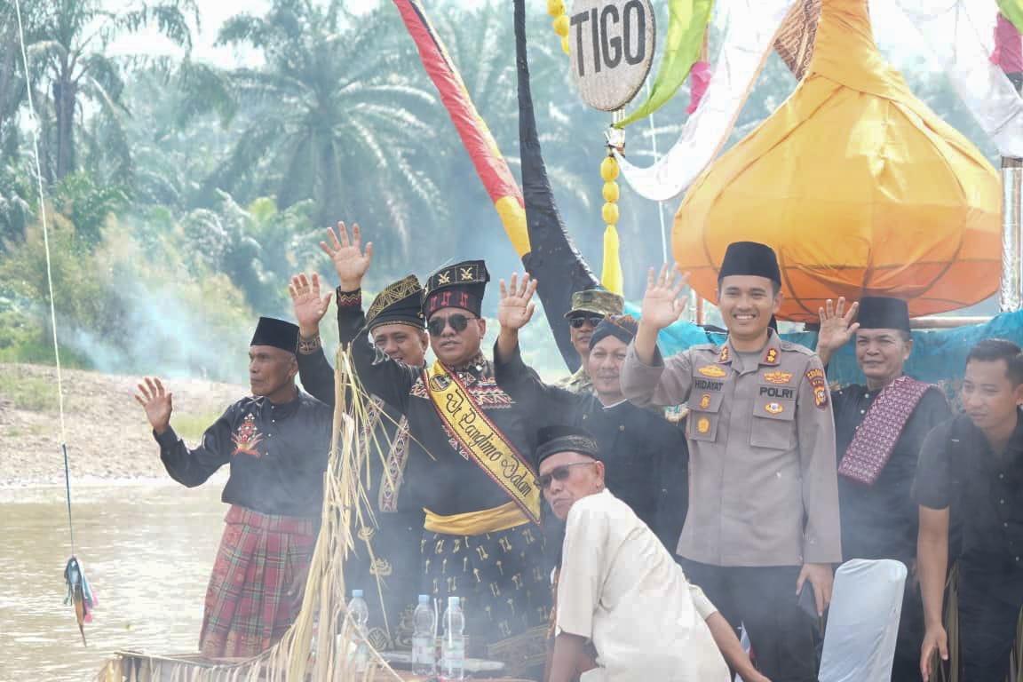 Meriah, Bupati Suhardiman Gaungkan Budaya Nusantara di Festival Perahu Beganduang 2026